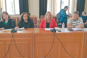 ΜΟΙΡΑΣΙΑ ΣΤΑ ΚΟΜΜΑΤΑ: 9 κιόσκια και 2 γραφεία στην ίδια πλατεία