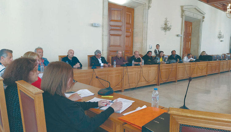 ΜΟΙΡΑΣΙΑ ΣΤΑ ΚΟΜΜΑΤΑ: 9 κιόσκια και 2 γραφεία στην ίδια πλατεία