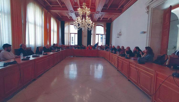 ΜΟΙΡΑΣΙΑ ΣΤΑ ΚΟΜΜΑΤΑ: 9 κιόσκια και 2 γραφεία στην ίδια πλατεία