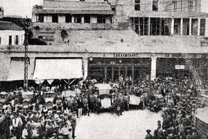 ΦΩΤΟΗΜΕΡΑΣ: Το κατάστημα Σακλαμπάνη στο Ηράκλειο στην υποδοχή του αυτοκινήτου Ford το οποίο έκανε το γύρο της Κρήτης τον Ιανουάριο του 1927.