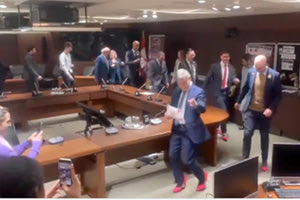 Το είδαμε κι αυτό! Καναδοί βουλευτές εισέρχονται στο κοινοβούλιο με ρόζ και κόκκινα γοβάκια. Διαμαρτύρονται για τη βία κατά των γυναικών!