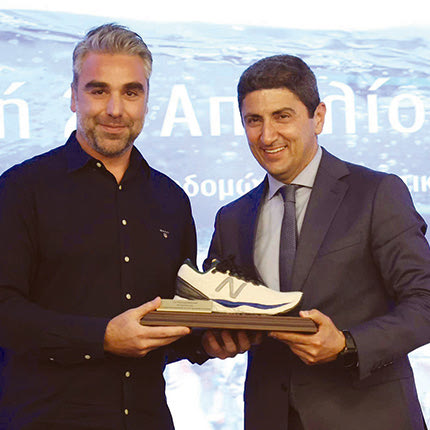 Ο κ. Αλεβυζάκης της ΑΘΛΗ.ΣΥ βράβευσε τον κ. Αυγενάκη