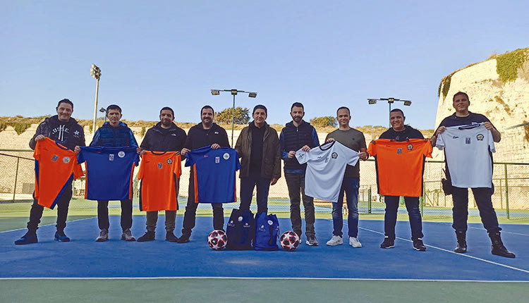 «Εντυσαν» αστυνομικούς και πυροσβέστες το ΕΑΚΗ και το υφυπουργείο Αθλητισμού