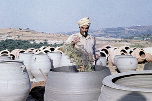 Κρήτη, 1958-1962. O θραψανιώτης αγγειοπλάστης Γ. Χατζηνικολάκης (φωτογραφία Roland Hampe).