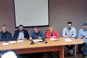 …Κεντρικοί ομιλητές στην εκδήλωση -που έδωσαν ξεχωριστό τόνο αλλά και απαντήσεις στα καίρια προβλήματα που αντιμετωπίζουν οι Έλληνες πολίτες- ήταν το μέλος του πολιτικού γραφείου του ΠΑΣΟΚ Μαρία Καναβάκη αντιδήμαρχος Ηρακλείου και το μέλος της Κεντρικής Επιτροπής του ΠΑΣΟΚ Σταύρος τζεδάκης  αντιπεριφερειάρχης Κρήτης.