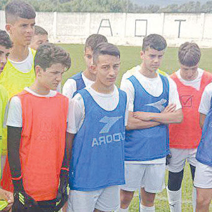 Οι νεαροί ποδοσφαιριστές που συμμετείχαν στις προπονήσεις προεπιλογής που έγιναν στο Τυμπάκι