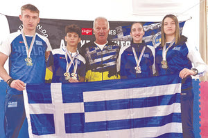 Οι αθλητές του ΑΣ Χερσονήσου με τον προπονητή τους