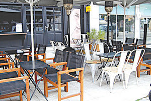 καταστήματα στο κέντρο της πόλης τα οποία καταλαμβάνουν παράνομα κοινόχρηστους χώρους στο κέντρο της πόλης