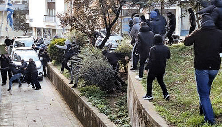 άγρια συμπλοκή οπαδών στα Σεισμόπληκτα Ιωαννίνων