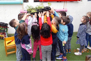 Ένας κήπος με βότανα από μικρούς κηπουρούς