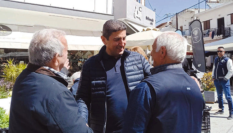 Στη λαϊκή αγορά του Τυμπακίου ο Λευτέρης Αυγενάκης