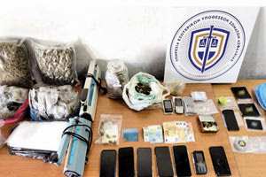 Μετέφερε τα ναρκωτικά με το περιπολικό!