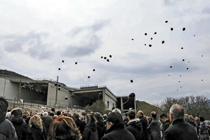 μνημόσυνο στο σημείο του σιδηροδρομικού δυστυχήματος στα Τέμπη