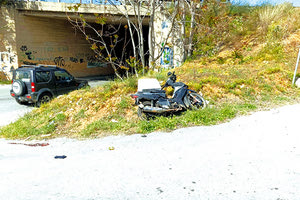 οδηγός τράκαρε έναν διανομέα και τον εγκατέλειψε στα Χανιά