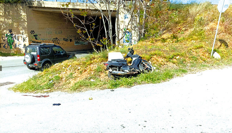 οδηγός τράκαρε έναν διανομέα και τον εγκατέλειψε στα Χανιά