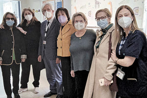 παραλαβή δωρεάς από το Δίκτυο Παρέμβασης Γυναικων Κρήτης στο ΠΑΓΝΗ