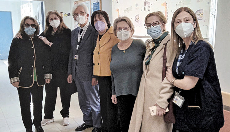 παραλαβή δωρεάς από το Δίκτυο Παρέμβασης Γυναικων Κρήτης στο ΠΑΓΝΗ