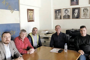 Συνάντηση Παρασύρη με τους λιμενεργάτες Ηρακλείου