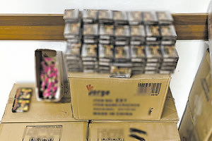 Διακινούσε κροτίδες και βεγγαλικά