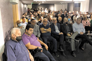 Διαβάσατε και στο χθεσινό φύλλο της «Π» αναφορικά με την ολομέλεια της Νομαρχιακής Επιτροπής του ΠΑΣΟΚ και τον κόσμο που κατάφερε να συγκεντρώσει.