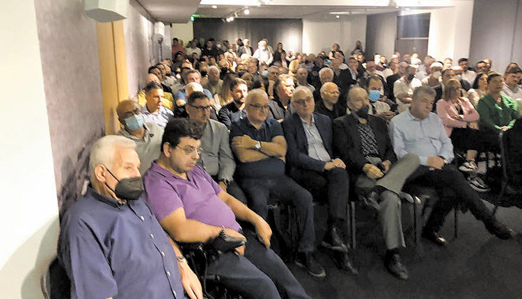 Διαβάσατε και στο χθεσινό φύλλο της «Π» αναφορικά με την ολομέλεια της Νομαρχιακής Επιτροπής του ΠΑΣΟΚ και τον κόσμο που κατάφερε να συγκεντρώσει.