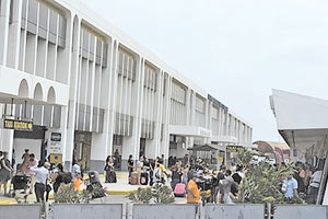 αεροδρόμιο Ηράκλειο αφίξεις διακοπές τουρισμός