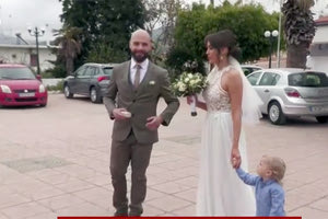 Ο Κωνσταντίνος και η Ελένη με το μικρό τους αγγελούδι. Ο γαμπρός πήγε να ψηφίσει στο Αρκαλοχώρι και μετά στην εκκλησία