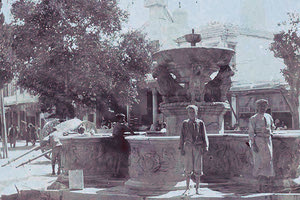 ΦΩΤΟΗΜΕΡΑΣ: Η κρήνη του Μοροζίνι (Λιοντάρια) στις αρχές του περασμένου αιώνα. Φωτογραφία Πάουλ Κρέτσμερ.