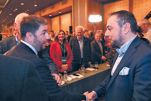 Τι θα γίνει με τις έδρες στο Ηράκλειο, αφού εδώ ήταν υποψήφιος και ο Νίκος Ανδρουλάκης. Η κ.Ελένη Βατσινά με την εντυπωσιακή πρωτιά καθάρισε την έδρα της, αλλά υπάρχει αγωνία για τον δεύτερο εκλεγμένο Φραγκίσκο Παρασύρη.