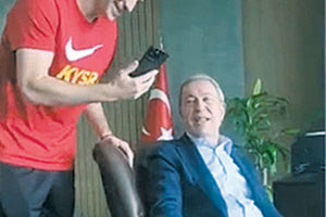 Να τα τα αστειάκια! Ο Χουλουσί Ακάρ επιφύλαξε μια έκπληξη στον Έλληνα ομόλογό του, Νίκο Παναγιωτόπουλο, καθώς τον πήρε τηλέφωνο και του έδωσε να συνομιλήσει με τον Δημήτρη Κολοβέτσιο που αγωνίζεται στην Τουρκία.