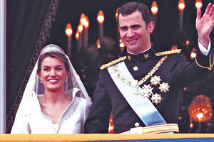 Ο βασιλιάς Felipe και η βασίλισσα Letizia της Ισπανίας συμπληρώνουν 19 χρόνια γάμου, μία επέτειος που κρύβει ένα… βασιλικό δράμα. Ήταν στις 22 Μαΐου 2004, όταν ο τότε διάδοχος του ισπανικού θρόνου παντρεύτηκε μία κοινή θνητή, και μάλιστα μία διαζευγμένη δημοσιογράφο.