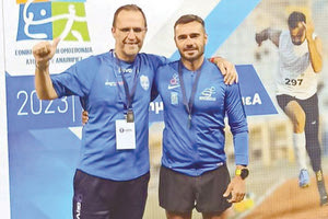 Δεξιά ο Δημήτρης Οικονόμου που σημείωσε τα ρεκόρ