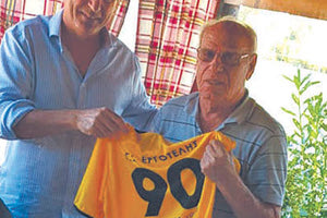 Ο Μ. Πολυχρονάκης σε βράβευσή του από τον κ. Σουλτάτο