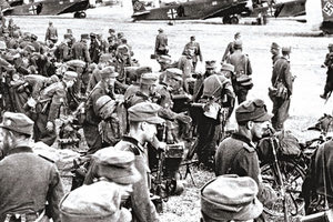 ΦΩΤΟΗΜΕΡΑΣ: Μάιος 1941. Γερμανοί στρατιώτες ετοιμάζονται να επιβιβαστούν στα αεροπλάνα για την Κρήτη.