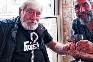 Ο Κώστας Μπαντουβάς με τον Κώστα Μανιδάκη φωτογραφήθηκαν και έγιναν… viral, με μια μπλούζα που τα λέει όλα: «Γιάε»!