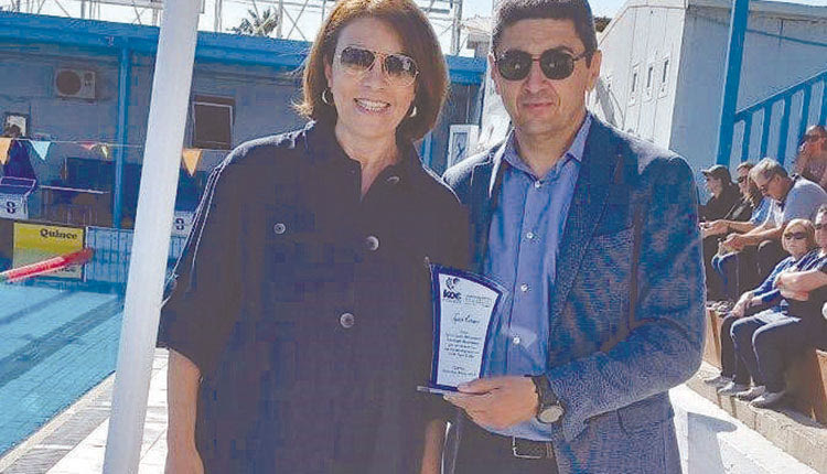 Η κ. Μαρίνη βράβευσε τον κ. Αυγενάκη