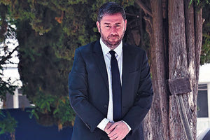 Ξεχωριστή πράξη. Χθες ο Νίκος Ανδρουλάκης τίμησε τη μνήμη της Φώφης Γεννηματά. Αμέσως μετά τη σύσκεψη των πολιτικών αρχηγών στο Προεδρικό Μέγαρο, υπό την ΠτΔ, όπου αποφασίστηκε ο σχηματισμός υπηρεσιακής κυβέρνησης που θα οδηγήσει τη χώρα στην δεύτερη αναμέτρηση της 25ης Ιουνίου, ο πρόεδρος του ΠΑΣΟΚ/ΚΙΝΑΛ κατευθύνθηκε στο Α' Νεκροταφείο της Αθήνας.