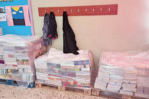 Το βλέπουμε και δεν το πιστεύουμε! Οι μαθητές που θα επιστρέψουν στα σχολεία τους το Σεπτέμβριο θα παραλάβουν τα βιβλία τους που ήδη έφτασαν! Σχολεία του Ηρακλείου παραλαμβάνουν, όπως φαίνεται στη φωτογραφία, ήδη τις παλέτες με τα βιβλία! Από τον Μάιο!