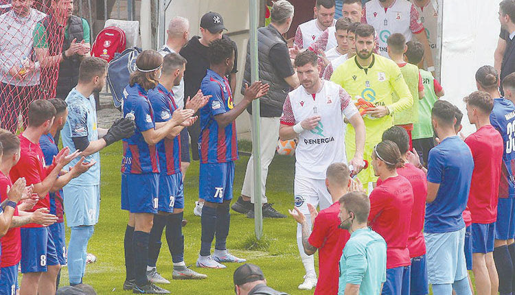 Πασίγιο έκαναν οι παίκτες του Διαγόρα στον Πανσερραϊκό πριν από το μεταξύ τους παιχνίδι της Δευτέρας.