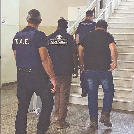 Κατά την παραπομπή στον εισαγγελέα του ενός αδελφού και του αλλοδαπού εργάτη του