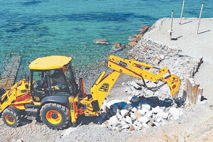 ΠΑΡΑΘΑΛΑΣΣΙΕΣ ΑΥΘΑΙΡΕΣΙΕΣ ΣΤΗΝ ΚΡΗΤΗ «Ξεπαγώνουν» 400 πρωτόκολλα κατεδάφισης