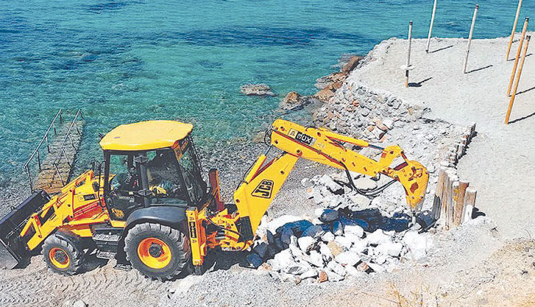 ΠΑΡΑΘΑΛΑΣΣΙΕΣ ΑΥΘΑΙΡΕΣΙΕΣ ΣΤΗΝ ΚΡΗΤΗ «Ξεπαγώνουν» 400 πρωτόκολλα κατεδάφισης