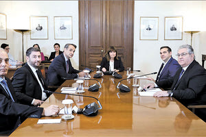 Ευδιάθετοι στη σύσκεψη υπό την Κατερίνα Σακελλαροπούλου οι πολιτικοί αρχηγοί