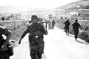 ΦΩΤΟΗΜΕΡΑΣ: Μάιος 1941. Οι Γερμανοί πηγαίνουν να καταλάβουν το αεροδρόμιο Ηρακλείου (φωτογραφία Ν. Φουκαράκης).