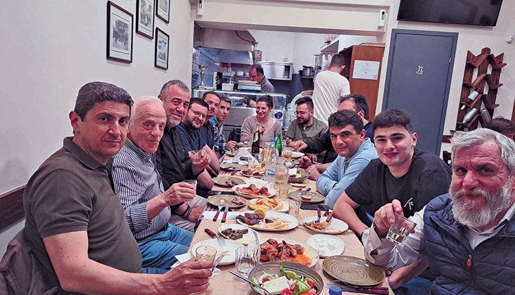 Ο Ερασιτέχνης ΟΦΗ προχωράει αγαπημένος, σαν μια οικογένεια, με στόχο, μέσα στις δύσκολες οικονομικές συνθήκες της εποχής, να κρατάει ψηλά τη σημαία του συλλόγου!