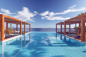 Ακόμη και οι ταξιδιώτες με οικονομική ευχέρεια μειώνουν τις δαπάνες τους