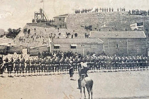 ΦΩΤΟΗΜΕΡΑΣ: Άγγλοι στρατιώτες αποδίδουν τιμές για τον Βασιλιά Εδουάρδο στα ενετικά τείχη (φωτογραφία Ελ. Σημαντήρη).