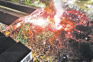 Περισσότερα από 8.000 άτομα βρέθηκαν το βράδυ της Πέμπτης, μετά τις 11, στις εγκαταστάσεις του Πανεπιστημίου Θεσσαλίας στο Πεδίον του Άρεως στον Βόλο, καλεσμένοι στο πάρτι του Τμήματος Μηχανολόγων Μηχανικών.