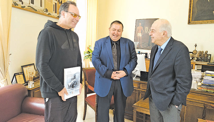 Ο κ. Αράπογλου συνομιλεί με τον κ. Λαμπρινό υπό το βλέμμα του Αριστομένη Συγγελάκη