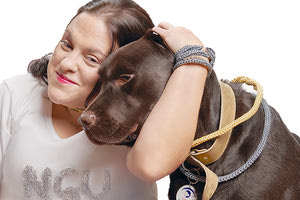 Η Ιωάννα-Μαρία Γκέρτσου με τον σκύλο-οδηγό την Μπάμπου